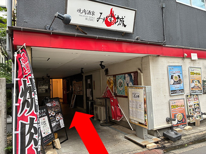 ⑨入り口奥に行くと赤い扉がありますので、2階に上がります。
